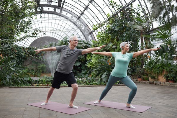 Se remettre en forme à 60 ans : guide pratique et efficace
